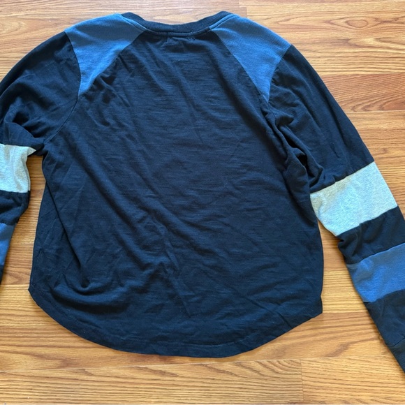 Evereve Tops - Evereve Black and Blue Crew Neck Top, Size Medium